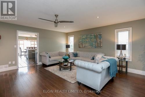 67 Shaw Boulevard, Central Elgin (Lynhurst), ON - Indoor Photo Showing Living Room