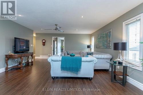 67 Shaw Boulevard, Central Elgin (Lynhurst), ON - Indoor Photo Showing Living Room