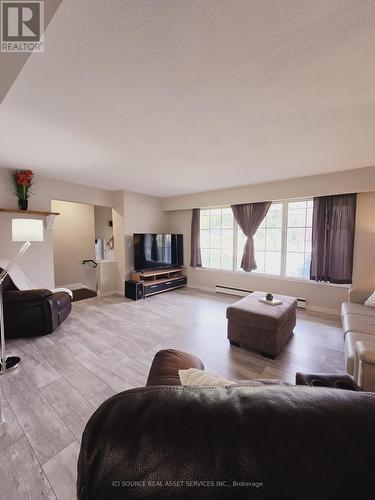 227 Rossland Road E, Oshawa, ON - Indoor Photo Showing Living Room