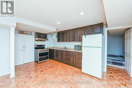 22 Desert Sand Drive, Brampton, ON - Indoor Photo Showing Kitchen