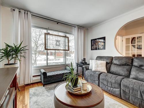 Salon - 8156 Ch. Wavell, Côte-Saint-Luc, QC - Indoor Photo Showing Living Room