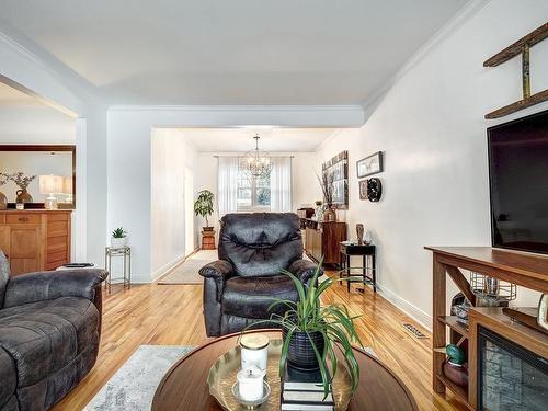 Salon - 8156 Ch. Wavell, Côte-Saint-Luc, QC - Indoor Photo Showing Living Room