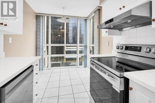 605 - 43 Eglinton Avenue E, Toronto, ON - Indoor Photo Showing Kitchen