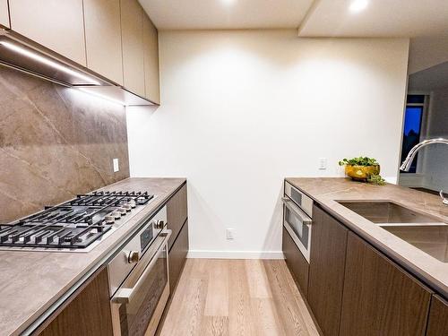 1006-2000 Hannington Rd, Langford, BC - Indoor Photo Showing Kitchen