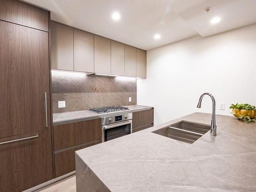 1006-2000 Hannington Rd, Langford, BC - Indoor Photo Showing Kitchen With Double Sink With Upgraded Kitchen