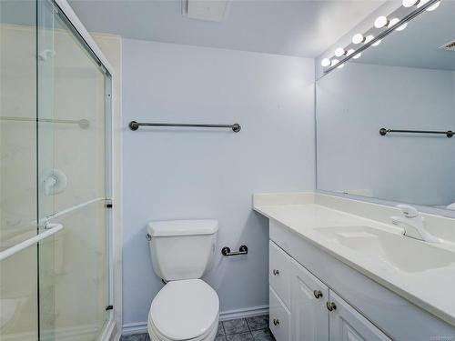 404-1560 Hillside Ave, Victoria, BC - Indoor Photo Showing Bathroom