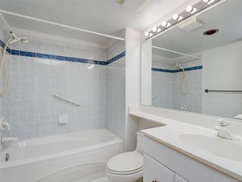 404-1560 Hillside Ave, Victoria, BC - Indoor Photo Showing Bathroom