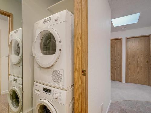 404-1560 Hillside Ave, Victoria, BC - Indoor Photo Showing Laundry Room