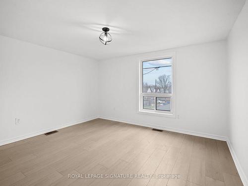 Upper-300 Albert St, Oshawa, ON - Indoor Photo Showing Other Room