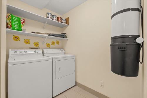 206-777 Leon Avenue, Kelowna, BC - Indoor Photo Showing Laundry Room