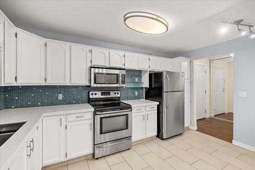 206-777 Leon Avenue, Kelowna, BC - Indoor Photo Showing Kitchen With Stainless Steel Kitchen With Double Sink