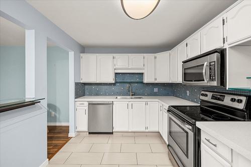 206-777 Leon Avenue, Kelowna, BC - Indoor Photo Showing Kitchen With Stainless Steel Kitchen