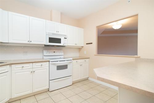 403-303 Whitman Road, Kelowna, BC - Indoor Photo Showing Kitchen