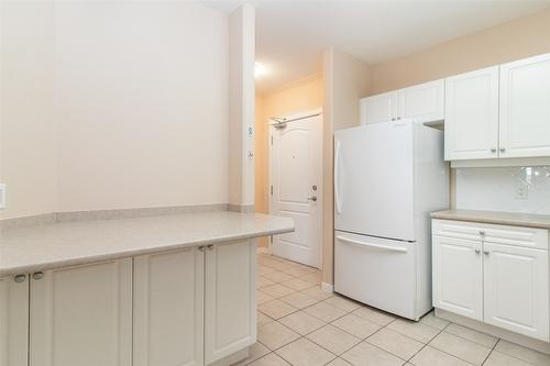 403-303 Whitman Road, Kelowna, BC - Indoor Photo Showing Kitchen