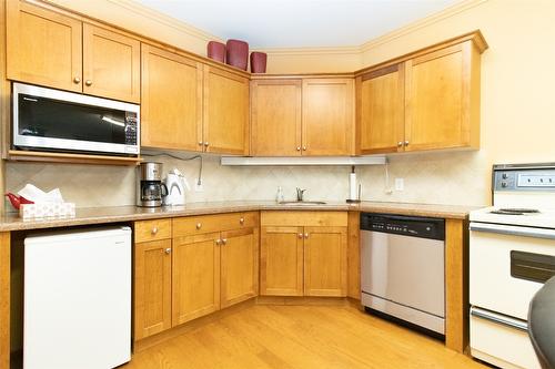 403-303 Whitman Road, Kelowna, BC - Indoor Photo Showing Kitchen