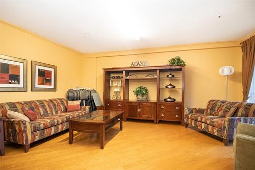 403-303 Whitman Road, Kelowna, BC - Indoor Photo Showing Living Room