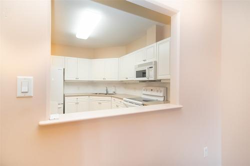 403-303 Whitman Road, Kelowna, BC - Indoor Photo Showing Kitchen With Double Sink