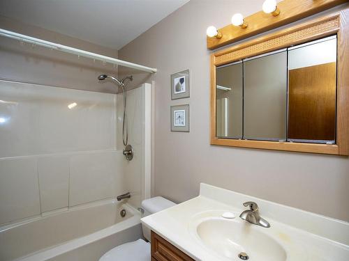 289 Fairbank Place S, Thunder Bay, ON - Indoor Photo Showing Bathroom