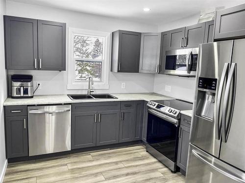 285 Algonquin Avenue S, Thunder Bay, ON - Indoor Photo Showing Kitchen With Double Sink