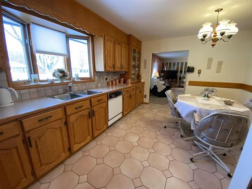 414 Amethyst Crescent, Thunder Bay, ON - Indoor Photo Showing Kitchen With Double Sink