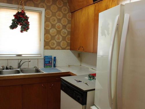 73 Carl Avenue, Thunder Bay, ON - Indoor Photo Showing Kitchen With Double Sink