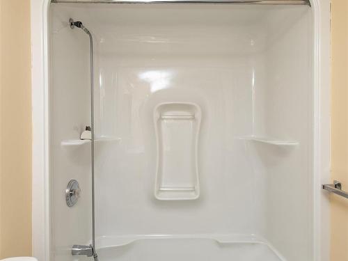 513 145 Fanshaw Street, Thunder Bay, ON - Indoor Photo Showing Bathroom