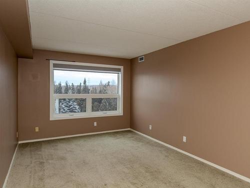 513 145 Fanshaw Street, Thunder Bay, ON - Indoor Photo Showing Other Room