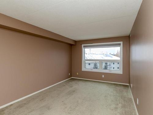 513 145 Fanshaw Street, Thunder Bay, ON - Indoor Photo Showing Other Room