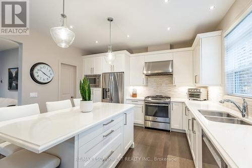 27 Willow Bank Common, St. Catharines, ON - Indoor Photo Showing Kitchen With Double Sink With Upgraded Kitchen