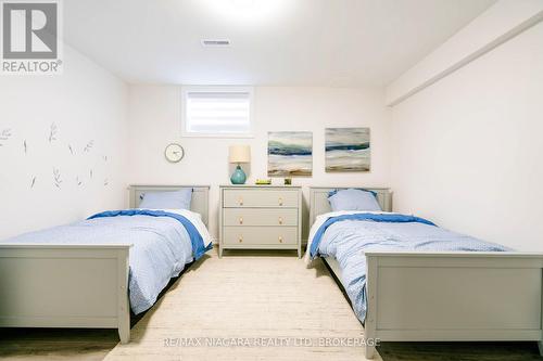 4845 North Service Road, Lincoln (981 - Lincoln Lake), ON - Indoor Photo Showing Bedroom