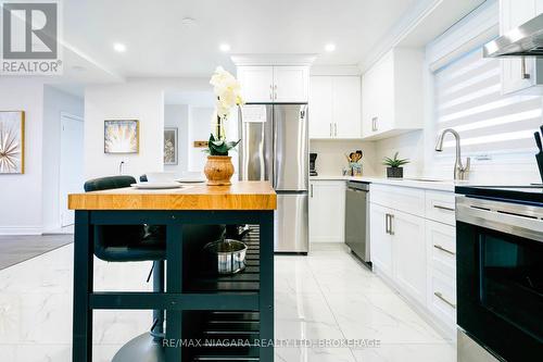 4845 North Service Road, Lincoln (981 - Lincoln Lake), ON - Indoor Photo Showing Kitchen With Upgraded Kitchen