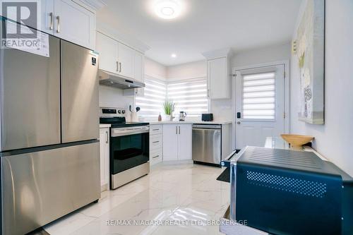 4845 North Service Road, Lincoln (981 - Lincoln Lake), ON - Indoor Photo Showing Kitchen