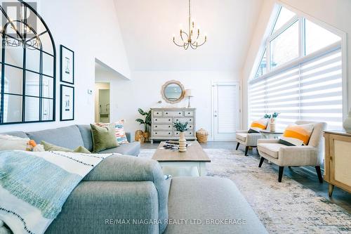 4845 North Service Road, Lincoln (981 - Lincoln Lake), ON - Indoor Photo Showing Living Room