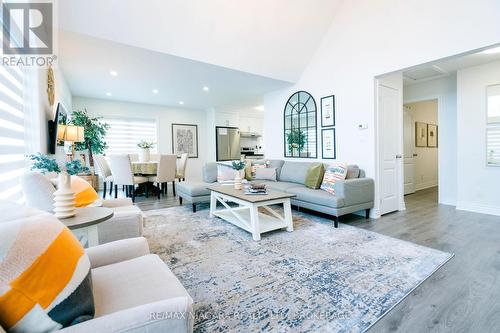 4845 North Service Road, Lincoln (981 - Lincoln Lake), ON - Indoor Photo Showing Living Room