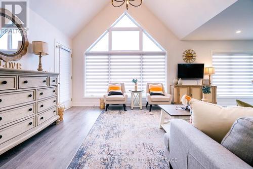 4845 North Service Road, Lincoln (981 - Lincoln Lake), ON - Indoor Photo Showing Living Room