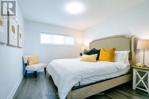 4845 North Service Road, Lincoln (981 - Lincoln Lake), ON - Indoor Photo Showing Bedroom