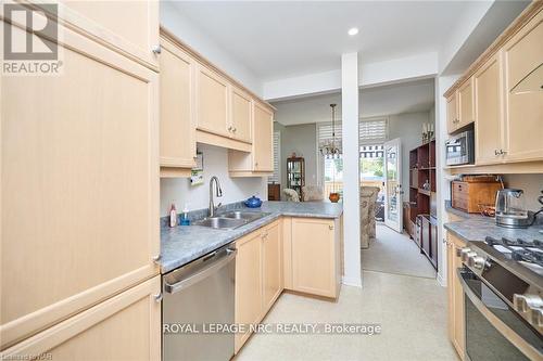 35 - 88 Lakeport Road, St. Catharines (438 - Port Dalhousie), ON - Indoor Photo Showing Kitchen With Double Sink