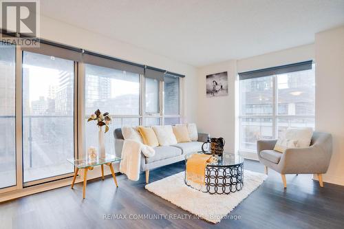 824 - 295 Adelaide Street W, Toronto, ON - Indoor Photo Showing Living Room