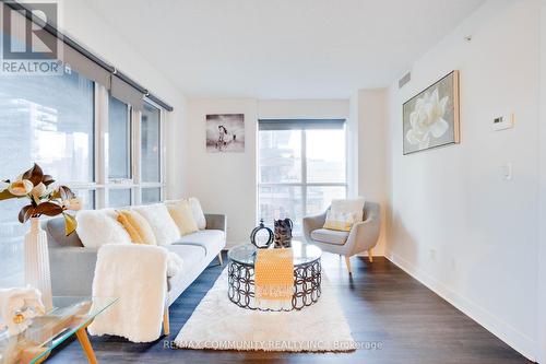 824 - 295 Adelaide Street W, Toronto, ON - Indoor Photo Showing Living Room