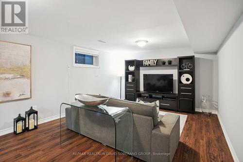 19 Vinci Crescent, Toronto, ON - Indoor Photo Showing Living Room