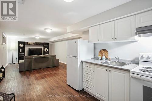 19 Vinci Crescent, Toronto, ON - Indoor Photo Showing Kitchen