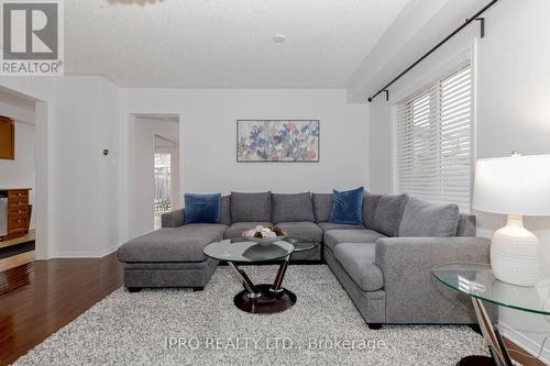 3243 Flagstone Drive, Mississauga, ON - Indoor Photo Showing Living Room