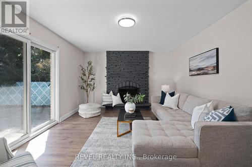 75 Marshall Street, Barrie, ON - Indoor Photo Showing Living Room