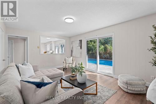 75 Marshall Street, Barrie, ON - Indoor Photo Showing Living Room