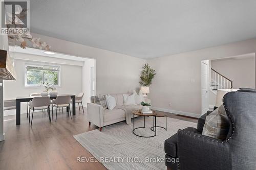 75 Marshall Street, Barrie, ON - Indoor Photo Showing Living Room