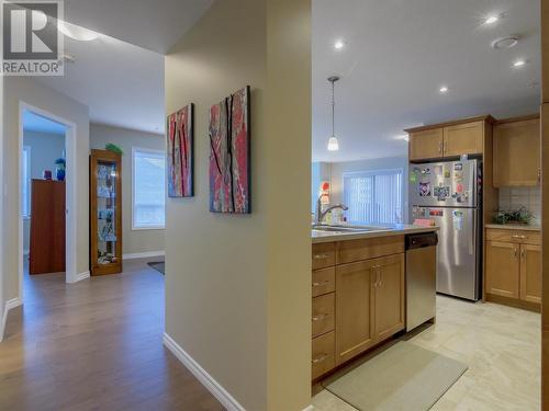 3388 Skaha Lake Road Unit# 403, Penticton, BC - Indoor Photo Showing Kitchen