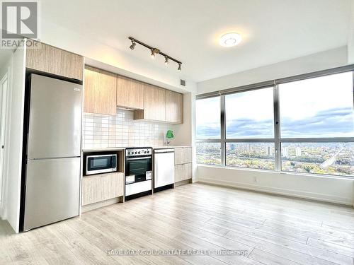 5210 - 395 Bloor Street E, Toronto, ON - Indoor Photo Showing Kitchen