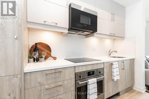 1406 - 8119 Birchmount Road, Markham, ON - Indoor Photo Showing Kitchen With Upgraded Kitchen