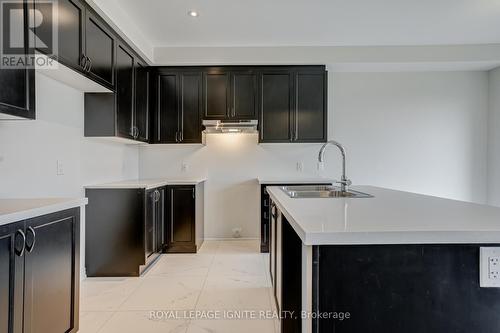 231 Jim Mortsons Drive, East Gwillimbury, ON - Indoor Photo Showing Kitchen