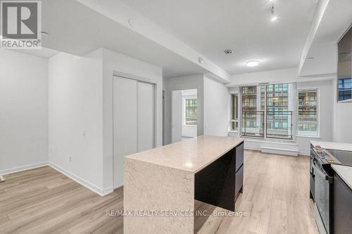 421 - 395 Dundas Street W, Oakville, ON - Indoor Photo Showing Kitchen